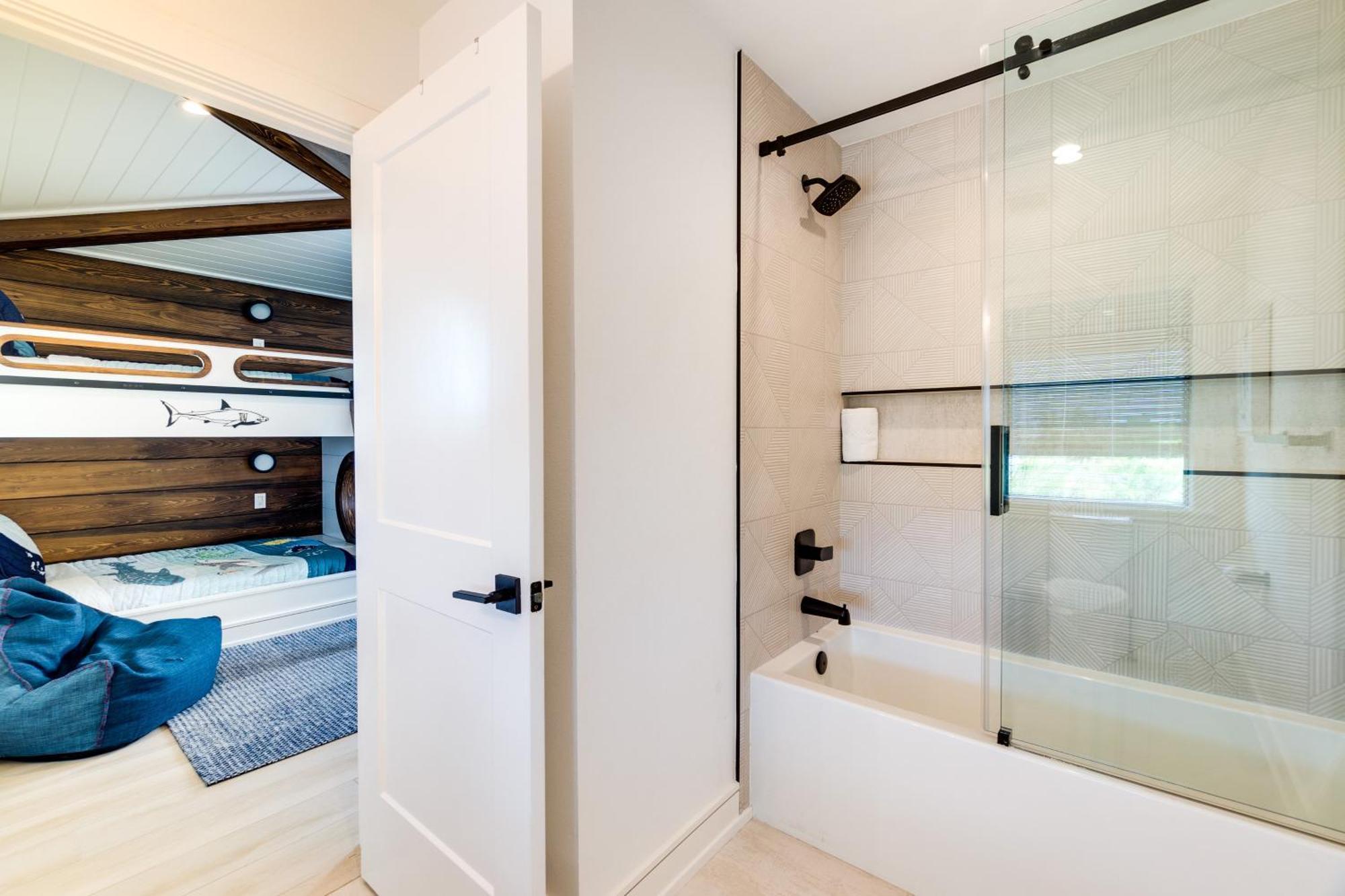Swanky Bubbles, 9 Beds, 11 Bathrooms, Pet-Friendly With A Rooftop Deck And Steps Away To The Beach! Holmes Beach Bagian luar foto